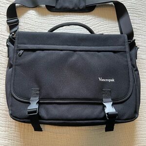 NWOT padded laptop case. Lots of storage!